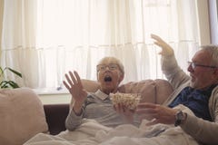 pension?rer st?de tv:n arkivbilder pension?rer st?de tv:n arkivbilder