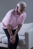 Pensionista que tiene artritis de la rodilla fotos de archivo Pensionista que tiene artritis de la rodilla fotos de archivo