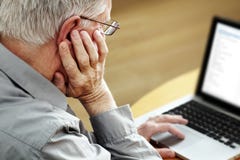 Pensionär med bärbar dator arkivbild Pensionär med bärbar dator arkivbild