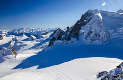 Pente isolée de ski dans le dessus des Alpes français Vacances d'hiver parfaites en Chamonix Mont Blanc photos stock Pente isolée de ski dans le dessus des Alpes français Vacances d'hiver parfaites en Chamonix Mont Blanc photos stock