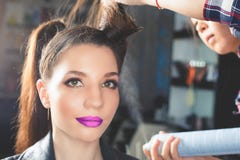 Penteado da forma a mulher com vara Bar do cabelo imagens de stock royalty free Penteado da forma a mulher com vara Bar do cabelo imagens de stock royalty free