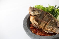 Penyetan traditionell indonesisk mat med fisken arkivfoton Penyetan traditionell indonesisk mat med fisken arkivfoton