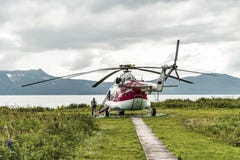 Península de Kamchatka, Rússia - 23 de agosto de 2017: Heliporto na reserva natural na península de Kamchatka fotos de stock royalty free Península de Kamchatka, Rússia - 23 de agosto de 2017: Heliporto na reserva natural na península de Kamchatka fotos de stock royalty free