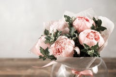 Peonies cor-de-rosa no vaso Foto denominada retro foto de stock Peonies cor-de-rosa no vaso Foto denominada retro foto de stock