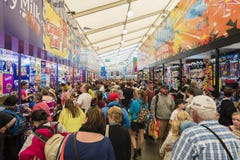 People buying showbags at the 2015 Royal Melbourne stock photography People buying showbags at the 2015 Royal Melbourne stock photography