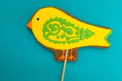 Peperkoek in de vorm van een gele ‚vogel ‚op een blauwe achtergrond stock foto's Peperkoek in de vorm van een gele ‚vogel ‚op een blauwe achtergrond stock foto's