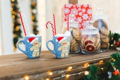 Peperkoekmens met twee blauwe koppen - het Ontbijtachtergrond van de Kerstmisvakantie royalty-vrije stock afbeelding Peperkoekmens met twee blauwe koppen - het Ontbijtachtergrond van de Kerstmisvakantie royalty-vrije stock afbeelding