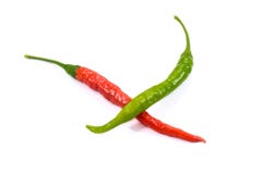 Peperoncini rossi e verdi del peperoncino rosso su fondo bianco Immagine Stock Peperoncini rossi e verdi del peperoncino rosso su fondo bianco Immagine Stock