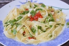 Peperoncino del olio e di aglio degli spaghetti fotografie stock libere da diritti Peperoncino del olio e di aglio degli spaghetti fotografie stock libere da diritti