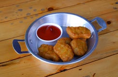 Pepitas de pollo con la salsa de tomate foto de archivo libre de regalías Pepitas de pollo con la salsa de tomate foto de archivo libre de regalías