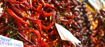 Peppar för röd chili i en marknad royaltyfria bilder Peppar för röd chili i en marknad royaltyfria bilder