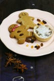 Pepparkakakakor och färspaj på den keramiska plattan royaltyfria bilder Pepparkakakakor och färspaj på den keramiska plattan royaltyfria bilder