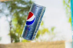 Pepsi kann Fliegen in der Luft mit unscharfem Hintergrund stockfotografie Pepsi kann Fliegen in der Luft mit unscharfem Hintergrund stockfotografie