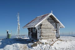 Pequeña cabaña de madera, antena congelada y algún la otra materia foto de archivo libre de regalías Pequeña cabaña de madera, antena congelada y algún la otra materia foto de archivo libre de regalías