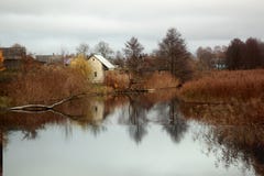 Pequeña ciudad en el otoño de la orilla del río foto de archivo Pequeña ciudad en el otoño de la orilla del río foto de archivo