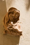 Pequeña estatua de la Virgen María con su niño Imagen de archivo Pequeña estatua de la Virgen María con su niño Imagen de archivo