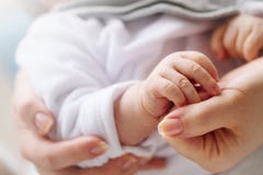Pequeña mano linda del bebé en mano de las madres primer Concepto de matern foto de archivo Pequeña mano linda del bebé en mano de las madres primer Concepto de matern foto de archivo