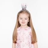 Pequeña muchacha rubia sonriente linda en vestido de la princesa Imagenes de archivo Pequeña muchacha rubia sonriente linda en vestido de la princesa Imagenes de archivo