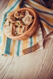 Pequeñas bolas de masa hervida en cuenco imagen de archivo Pequeñas bolas de masa hervida en cuenco imagen de archivo