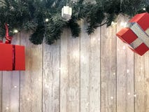 Pequeñas cajas de regalo festivas rojas lindas, la Navidad, la decoración del Año Nuevo en el fondo de las ramas de árbol de navi foto de archivo libre de regalías Pequeñas cajas de regalo festivas rojas lindas, la Navidad, la decoración del Año Nuevo en el fondo de las ramas de árbol de navi foto de archivo libre de regalías