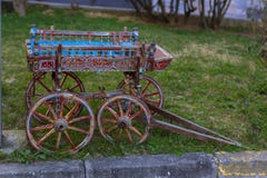 Pequeño carro de madera en un prado en el pueblo imágenes de archivo libres de regalías Pequeño carro de madera en un prado en el pueblo imágenes de archivo libres de regalías