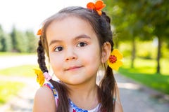 Pequeño kazakh adorable, muchacha asiática del niño en fondo de la naturaleza del verde del verano fotografía de archivo Pequeño kazakh adorable, muchacha asiática del niño en fondo de la naturaleza del verde del verano fotografía de archivo