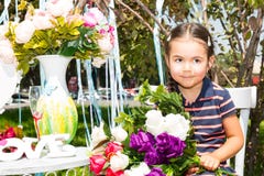 Pequeño kazakh adorable, muchacha asiática del niño en fondo de la naturaleza del verde del verano Concepto y niño de la flor imagen de archivo Pequeño kazakh adorable, muchacha asiática del niño en fondo de la naturaleza del verde del verano Concepto y niño de la flor imagen de archivo