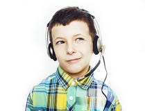 Pequeño muchacho caucásico lindo en los auriculares que plantean la sonrisa feliz aislada en el fondo blanco, concepto de la gent fotos de archivo Pequeño muchacho caucásico lindo en los auriculares que plantean la sonrisa feliz aislada en el fondo blanco, concepto de la gent fotos de archivo