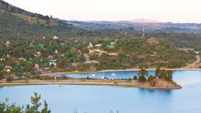 Pequeño pueblo con los barcos al lado de un lago en las montañas imagenes de archivo Pequeño pueblo con los barcos al lado de un lago en las montañas imagenes de archivo