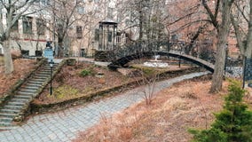 Pequeño puente hermoso sobre la calle estrecha en el centro de ciudad fotografía de archivo Pequeño puente hermoso sobre la calle estrecha en el centro de ciudad fotografía de archivo