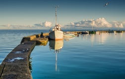 Pequeño puerto en el escupitajo de Curonian, Lituania fotografía de archivo Pequeño puerto en el escupitajo de Curonian, Lituania fotografía de archivo