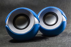 Pequeños altavoces portátiles para la música plástico Fondo negro Colores azules y blancos Dimensión de una variable redonda Equi fotos de archivo Pequeños altavoces portátiles para la música plástico Fondo negro Colores azules y blancos Dimensión de una variable redonda Equi fotos de archivo