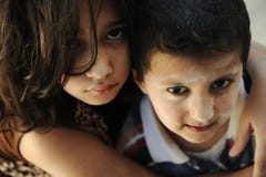 Pequeños hermano y hermana sucios, pobreza fotografía de archivo Pequeños hermano y hermana sucios, pobreza fotografía de archivo