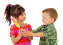 Pequeños niños que comparten el helado del color fotos de archivo Pequeños niños que comparten el helado del color fotos de archivo