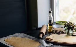 Per gradi il cuoco unico prepara i ravioli con il formaggio di ricotta, le uova di quaglia dei tuorli e gli spinaci con le spezie Immagine Stock Libera da Diritti Per gradi il cuoco unico prepara i ravioli con il formaggio di ricotta, le uova di quaglia dei tuorli e gli spinaci con le spezie Immagine Stock Libera da Diritti