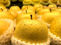 Pera chinesa na espuma na prateleira no supermercado fotos de stock Pera chinesa na espuma na prateleira no supermercado fotos de stock