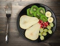 Pera del preparato della frutta, kiwi, uva, banana, melograno su un di legno Fotografia Stock Libera da Diritti Pera del preparato della frutta, kiwi, uva, banana, melograno su un di legno Fotografia Stock Libera da Diritti