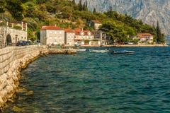Perast, Μαυροβούνιο - 24 Αυγούστου 2017: Άποψη του αναχώματος στην πόλη Perast στον κόλπο Kotor Στοκ Εικόνες Perast, Μαυροβούνιο - 24 Αυγούστου 2017: Άποψη του αναχώματος στην πόλη Perast στον κόλπο Kotor Στοκ Εικόνες