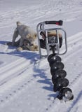 Perceuse de moteur pour pêcher dans la neige image libre de droits Perceuse de moteur pour pêcher dans la neige image libre de droits