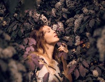 Perdez vers le haut du portrait d'une belle fille parmi le feuillage et les fleurs de ressort photo libre de droits Perdez vers le haut du portrait d'une belle fille parmi le feuillage et les fleurs de ressort photo libre de droits
