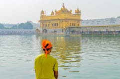 Peregrino sikh que ruega en el tanque santo cerca del templo de oro Sri Harmandir Sahib, Amritsar, la INDIA fotografía de archivo Peregrino sikh que ruega en el tanque santo cerca del templo de oro Sri Harmandir Sahib, Amritsar, la INDIA fotografía de archivo