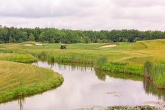 Perfeccione la tierra ondulada con la hierba verde en un campo del golf Foto de archivo Perfeccione la tierra ondulada con la hierba verde en un campo del golf Foto de archivo