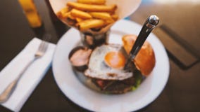 Perfect hamburgeru posiłek w hard rock restauraci obrazy royalty free Perfect hamburgeru posiłek w hard rock restauraci obrazy royalty free