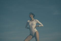 Perfection gracieuse Jeune danse de ballerine sur le ciel bleu Style classique de danse Jolie fille dans l'usage de danse Ballet photo libre de droits Perfection gracieuse Jeune danse de ballerine sur le ciel bleu Style classique de danse Jolie fille dans l'usage de danse Ballet photo libre de droits