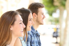 Perfil de três amigos que olham afastado na rua imagem de stock Perfil de três amigos que olham afastado na rua imagem de stock