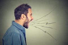 Perfil lateral do homem irritado novo que grita fotos de stock Perfil lateral do homem irritado novo que grita fotos de stock