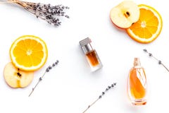 Perfume dulce con fragancia de la fruta Botella de perfume cerca de la manzana, naranja, lavanda en la opinión superior del fondo foto de archivo libre de regalías Perfume dulce con fragancia de la fruta Botella de perfume cerca de la manzana, naranja, lavanda en la opinión superior del fondo foto de archivo libre de regalías