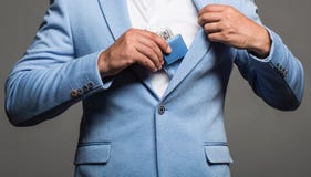 Perfume masculino, hombre barbudo en un traje Botella y perfumería, cosméticos, botella del cologne del olor, varón del perfume o imágenes de archivo libres de regalías Perfume masculino, hombre barbudo en un traje Botella y perfumería, cosméticos, botella del cologne del olor, varón del perfume o imágenes de archivo libres de regalías