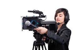 Periodista bonito de la mujer joven con el micrófono con la cámara de vídeo en blanco foto de archivo libre de regalías Periodista bonito de la mujer joven con el micrófono con la cámara de vídeo en blanco foto de archivo libre de regalías