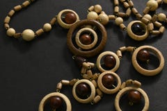 Perles en bois sur le fond noir image stock Perles en bois sur le fond noir image stock